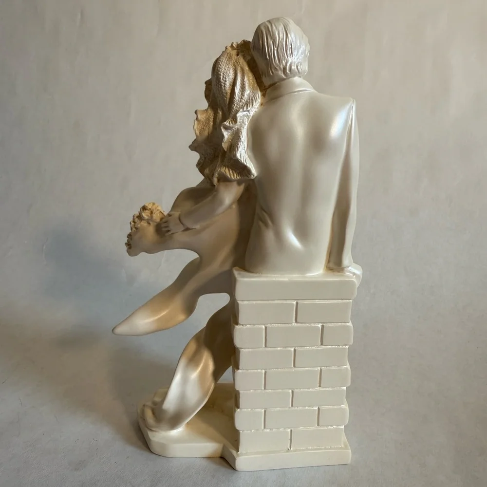Elegant Cream Sculpture - Romantic Couple